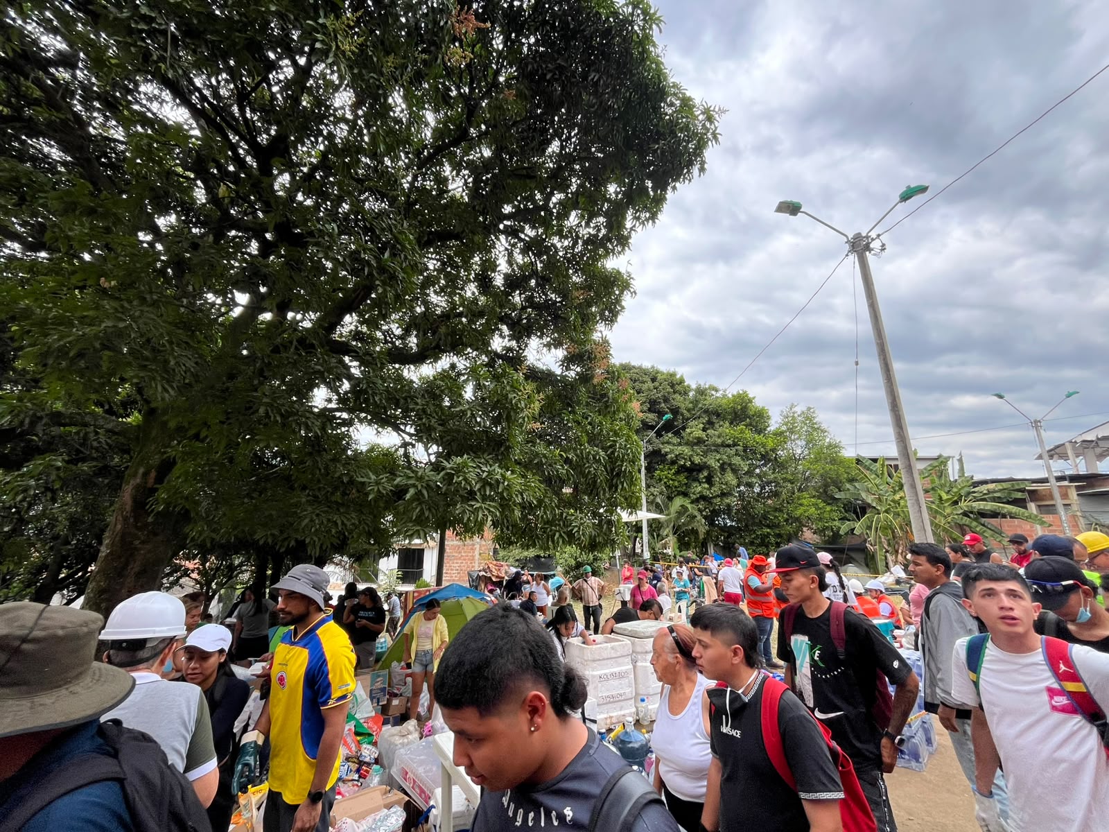 Minutos después estábamos afuera. Cali, Quibdó y el Eje Cafetero ya eran una emergencia.